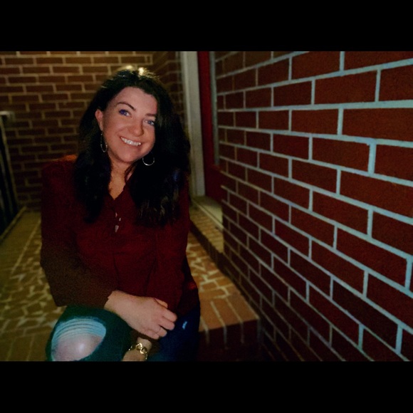 Meet your posher, Taylor - Picture 2 of 2